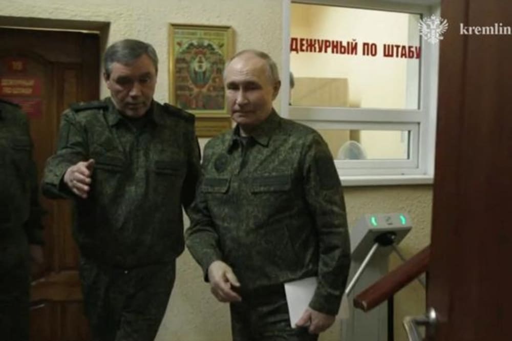 Ruslands præsident, Vladimir Putin, går ved siden af Ruslands generalstabschef, Valery Gerasimov, under et besøg på den russiske hærs kommandocenter i Kursk-provinsen.Foto: Kremlin.ru/Ritzau Scanpix
