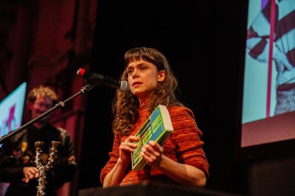 Liv Duvå fortalte om hvordan det var at møde læsere på Biblioteket i Brøndby Strand hvor 'Ned fra himlen' foregår.Foto: Ditte Valente/Ditte Valente