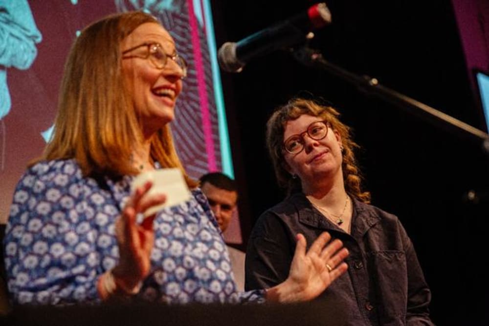 Mette Vedsø og Sofie Louise Dam fik Politikens litteraturpris i kategorien 'Det bedste til de yngste' for deres fantasifulde tegneserieroman ’Team Vildmark’ om venskaber blandt børn.Foto: Ditte Valente/Ditte Valente
