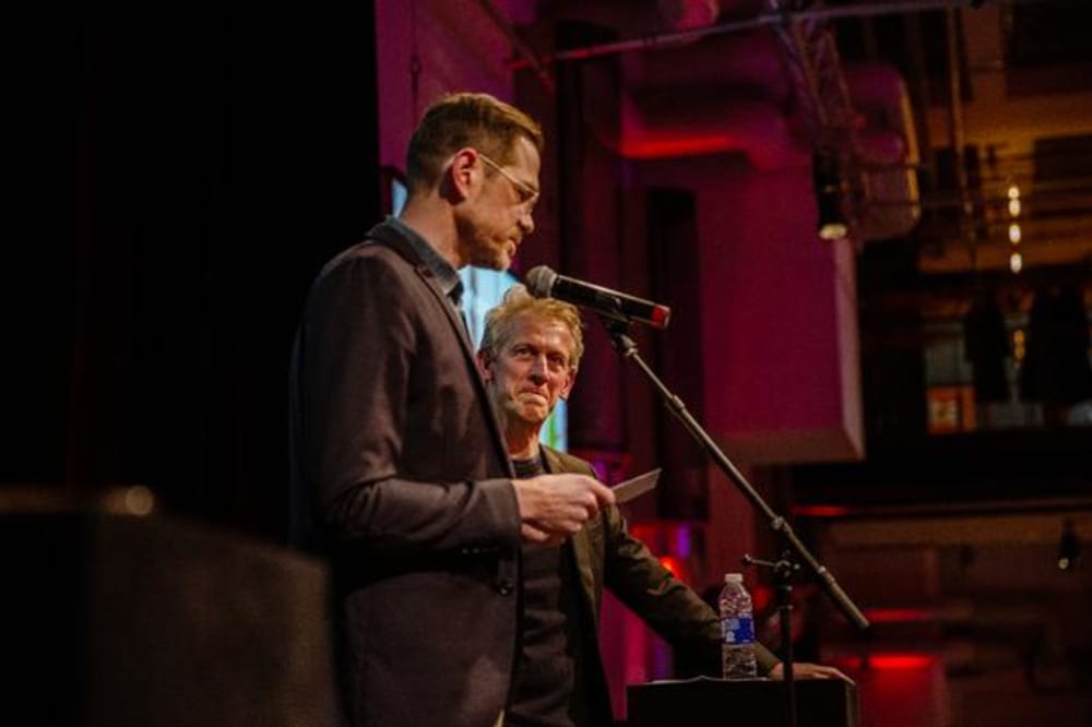 Karsten Wind Meyhoff og Andreas Harbsmeier takkede alle de andre der bidrager til forlaget a Mock Books udgivelser, da de sagde tak for Frit Flet-prisen. Forlaget udgiver bøger med et visionært, øko-kritisk perspektiv. .Foto: Ditte Valente/Ditte Valente