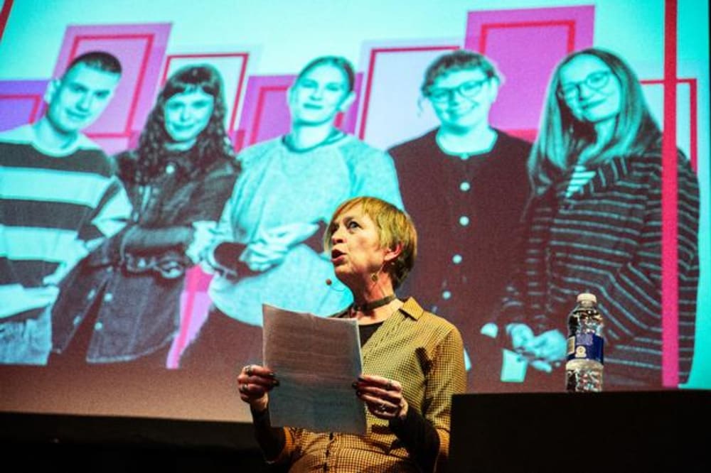 Politikens anmelder Lilian Munk Rösing holder aftenens hovedtale, hvor hun erklærer litteraturen sin kærlighed. .Foto: Ditte Valente/Ditte Valente