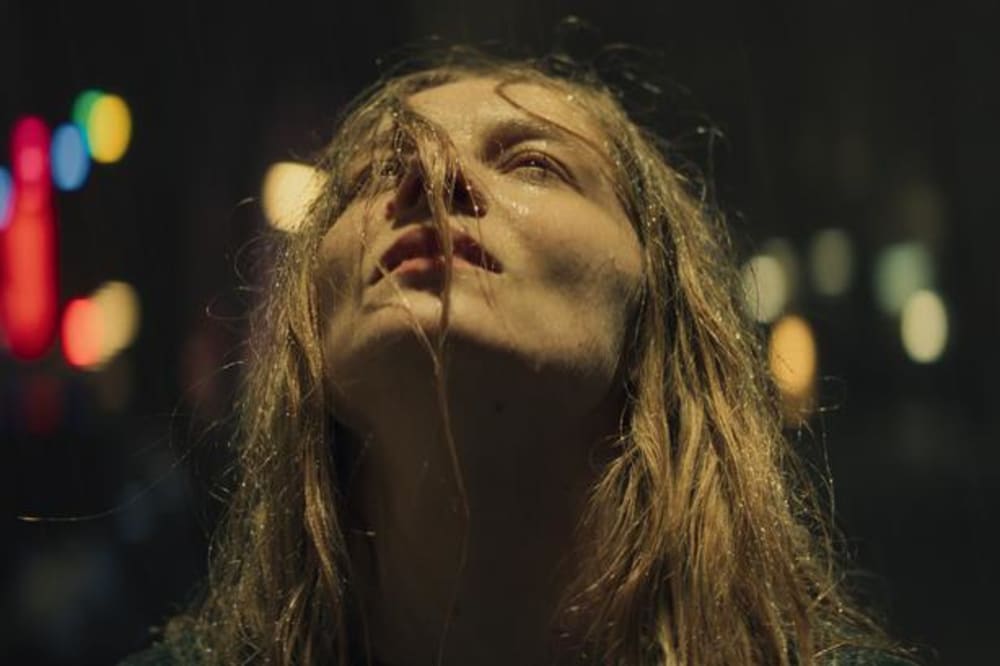 Må man grine over en familie, der mildest talt ikke fungerer optimalt? Det har de tyske anmeldere spurgt sig selv om. Nu får vi lejlighed til at spørge selv.Foto: Angel Film