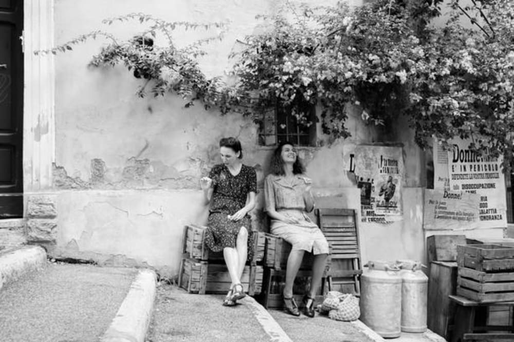 Et mørkt, men alligevel morsomt melodrama i sort-hvid og i en ramme af Italien lige efter Anden Verdenskrig slog Barbie-filmen i billetsalg.Foto: Luisa Carcavale/Camera Film