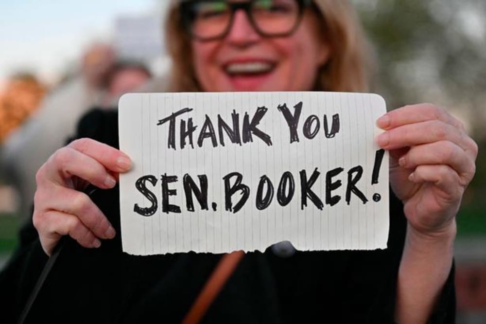 Folk begyndte at stimle sammen ude foran Kongressen, da senator Cory Bookers maratontale i protest mod præsident Donald Trump nærmede sig rekorden for den længste tale i Senatats historie.Foto: Roberto Schmidt/Ritzau Scanpix