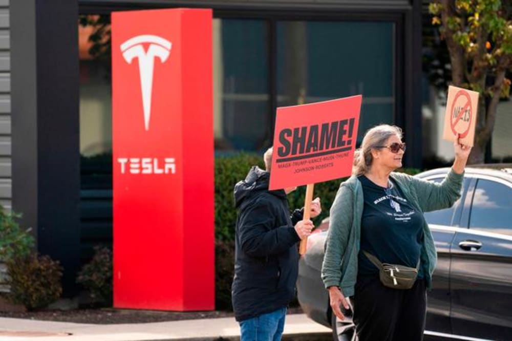 Elon Musk og Tesla er i modvind i store dele af verden, og de kan nu også aflæses i regnskabet. Her bliver der demonstreret foran en Teslaforhandler i Seattle tidligere på måneden.Foto: David Ryder/Ritzau Scanpix