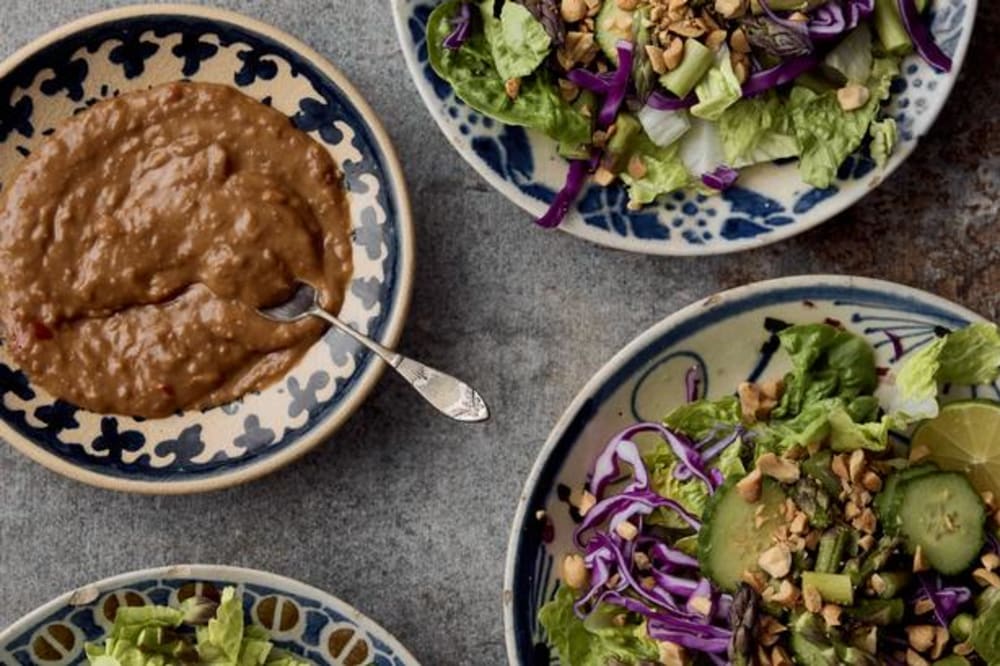 Sprøde salater med peanutdressing