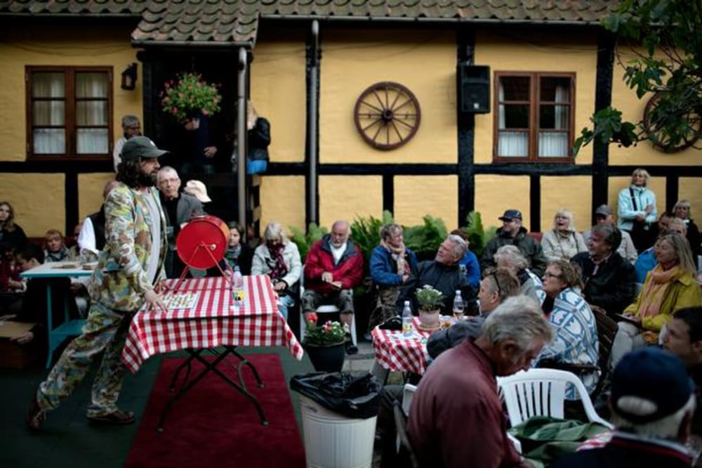 For Anders Lund Madsen er Folkemødet »en vidunderlig blanding af ting, jeg gør gratis, og andet, jeg får betaling for«.Foto: Joachim Adrian