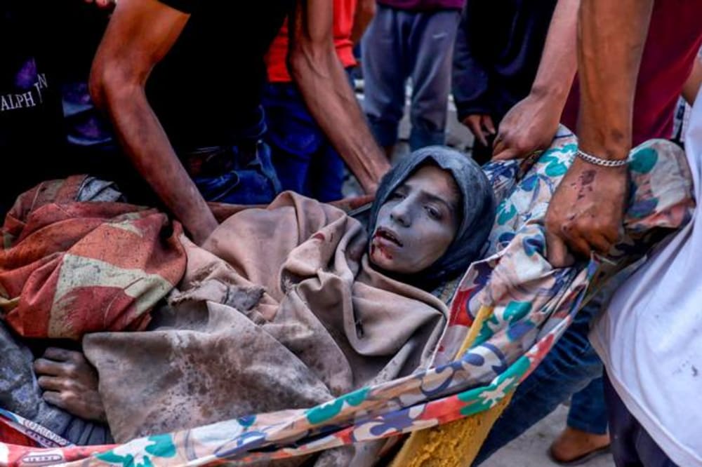 En såret palæstinensisk kvinde bæres væk efter at være blevet reddet fra ruinerne af Shaheen-familiens hjem, som blev ramt af et israelsk angreb i Saftawi-kvarteret vest for Jabalia i det nordlige Gaza 9. juni 2025.Foto: Bashar Taleb/Ritzau Scanpix