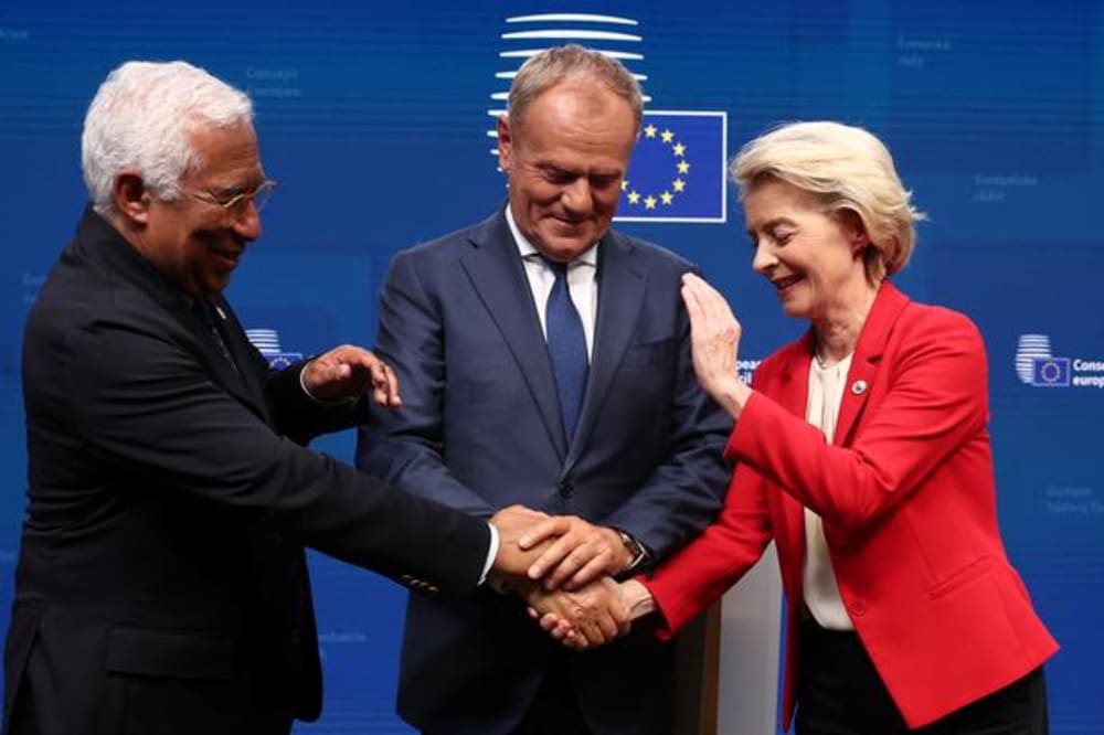 EU's rådsformand Antonio Costa og EU-Kommissionsformand Ursula von der Leyen giver håndslag med den polske ministerpræsident Donald Tusk på et EU-topmøde, hvor Europa skulle finde ud af at stå på egne ben, når det handler om forsvar. Polen overgiver EU-formandskabet til Danmark 1. juli.Foto: Yves Herman/Ritzau Scanpix