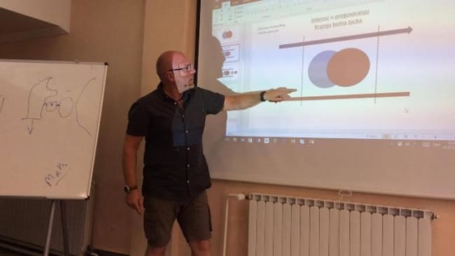 Vi kunne ikke få armene ned