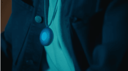 Da han var allermest ensom, fik den 21-årige amerikaner ideen til sin AI-halskæde, der er blevet hans bedste ven