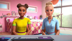 Barbie gør op med racisme i ny video: Nu bliver hun hyldet