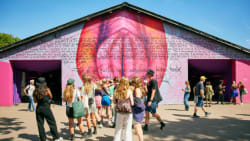 'Skidesur' folketingspolitiker rev gardin af voldtægtskunst på Roskilde Festival