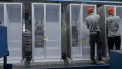 På en køleskabsfabrik i Kina kæmper de for at leve op til danske forbrugeres klimakrav 