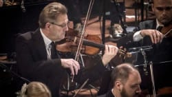 Mangeårig violinist blev overrasket med pris midt under koncert