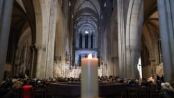 I nat blev der stille: Billeder fra et sorgfuldt døgn i Magdeburg