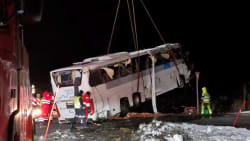 Norsk politi har hentet bus op fra sø efter dødsulykke