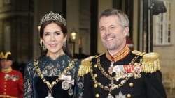 LIVE Kongeparret er værter ved deres første nytårstaffel