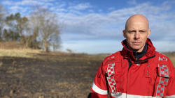 Knastør natur: Beredskab slukker dagligt naturbrande