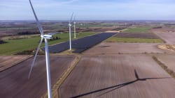 Ordførere: Der skal mere turbo på solceller og vindmøller