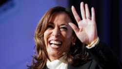 Kamala Harris kritiserer Trump: Man belønner rygklappere og misbruger sin magt