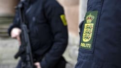 Betjente sigtet for at efterlade person i hjælpeløs tilstand, som senere afgik ved døden