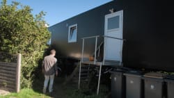 Familie boede i lastbiltrailer i forhaven i over to år, mens de kæmpede med forsikringen