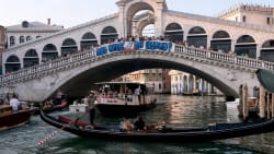 Lokale i Venedig gør modstand mod Jeff Bezos bryllup: 'Vi blokerer kanalen'