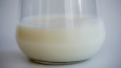 Flere dropper karton-mælken og tapper selv