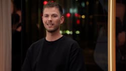 Komiker hader smalltalk: Ingen gider det – men vi gør det alligevel