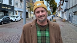 Byrådskandidat hængte julepynt op, og nu er der ikke plads til valgplakater: Lidt af et selvmål