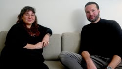 Mandecoachen og den non-binære er rygende uenige - men når de mødes, giver de et kram