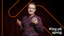 Adrian Hughes er værten, der sammen med et veloplagt panel er helt vild med dansk