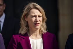 Regeringen vil forlænge stop for international adoption - bekymrende, mener Konservative