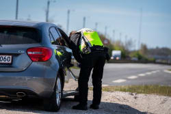 Passager hev pludseligt i rattet: Sigtet for vanvidskørsel