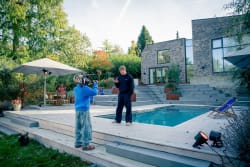 Rekordmange ser med, når han sender live døgnet rundt. Her er Søndergaard for begyndere