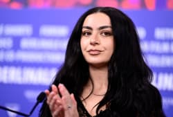 Popstjerne skaber 'et værdigt forsøg' på at kritisere kendtes magt i ny satirefilm