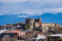 Fire kilometer mur med udsigt til Kaukasus-bjergenes hvide tinder