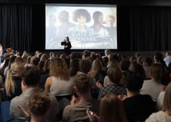 3000 elever lyttede med: Holdet bag ’Slave af Danmark’ har været på gymnasieturné 