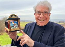 Næste uges DR: Mød tidligere TVA-vært Georg Metz, der nu laver miniatureteater