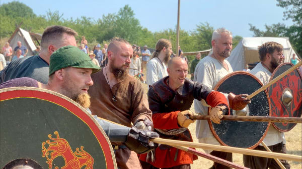 Solen brager ned: Men vikingekrigere dyster alligevel 