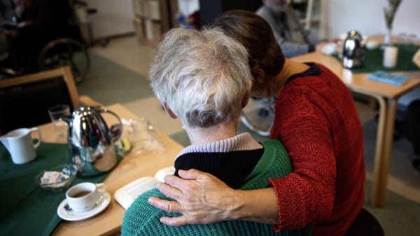 Mangel på vikarer i ældreplejen over sommeren: Vagtplaner kan ikke gå op