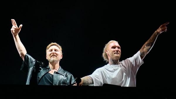 Et fire meter højt rumvæsen og 5.000 dansende mennesker: Verdens største DJ og hans danske 'lillebror' gav koncert i nat