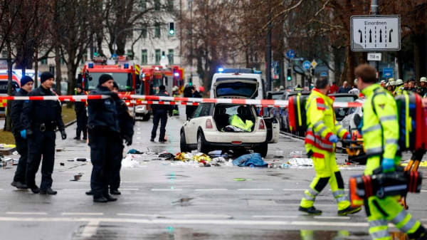 Bil er kørt ind i menneskemængde i München