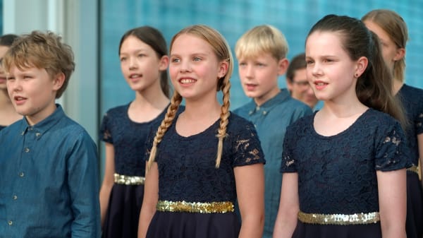 DR1 og DRTV sender live: Skolernes Sangdag 2025 samler børn i hele landet om at synge