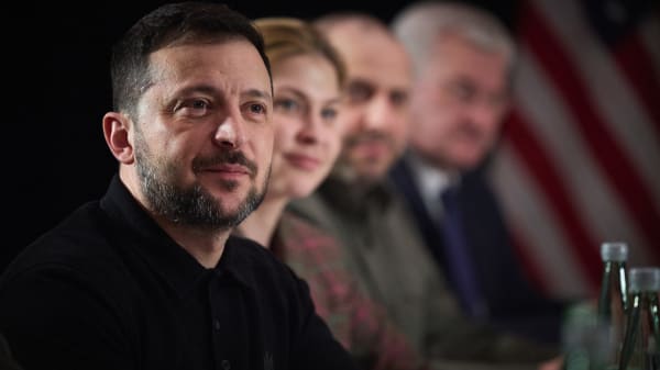 Trods nye amerikanske signaler fastslår Zelenskyj: Det bliver 'meget vanskeligt' uden amerikansk støtte.