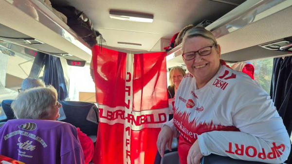 Helle bruger 28 timer i en bus med et håb om, at Aalborg Håndbold fortsætter deres sejrsstime