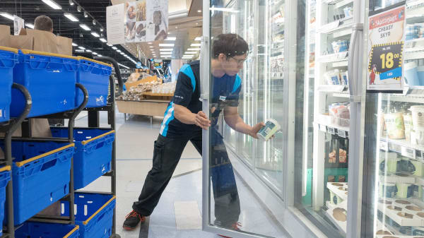 Ny treårig overenskomst: Lønnen for butiksansatte stiger med mindst 1.723 kroner om måneden
