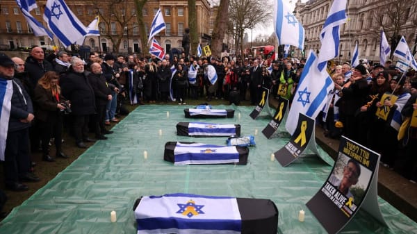 Hamas leverede det forkerte lig i en sort kiste til Israel. Nu står Netanyahu i et dilemma