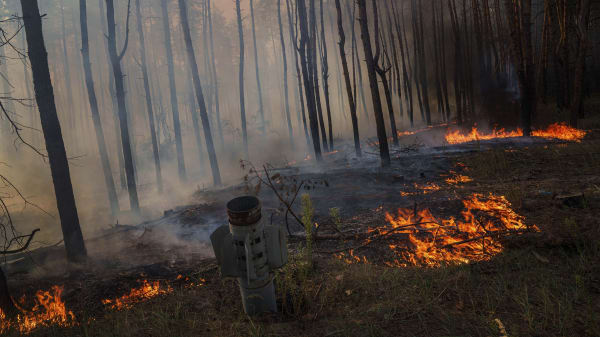 Skovbrande ved fronten får prisen for krigen i Ukraine til at stige markant for klimaet